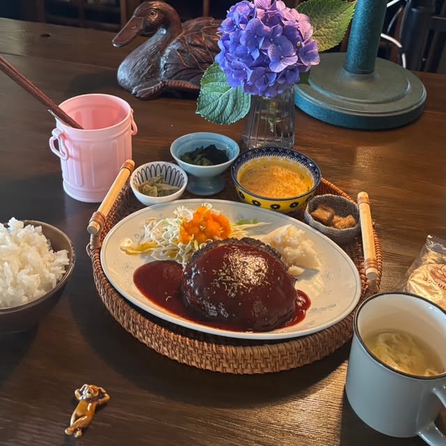 ハンバーグ定食と紫陽花