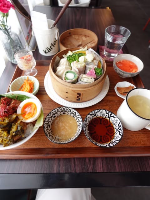 せいろ点心ランチのお膳。小籠包と野菜巻きのせいろ、魯肉飯、スープ、小鉢が木のトレーに並ぶ