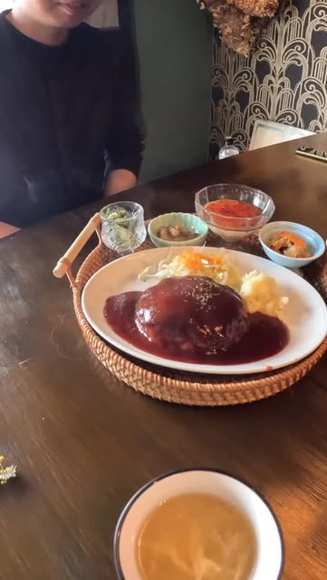 レトロな店内でのハンバーグ定食