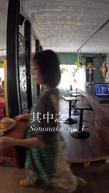 深緑の壁と木のカウンターの店内